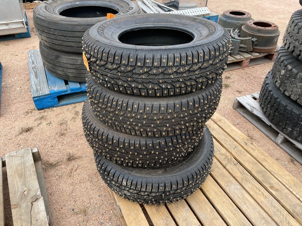 (4) Firestone Winterforce 2 Studded Tires