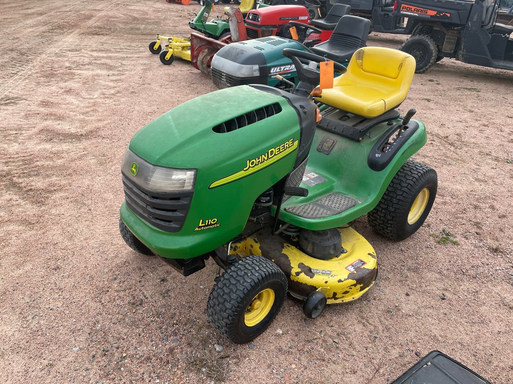 200 John Deere L110 Riding Lawn Mower
