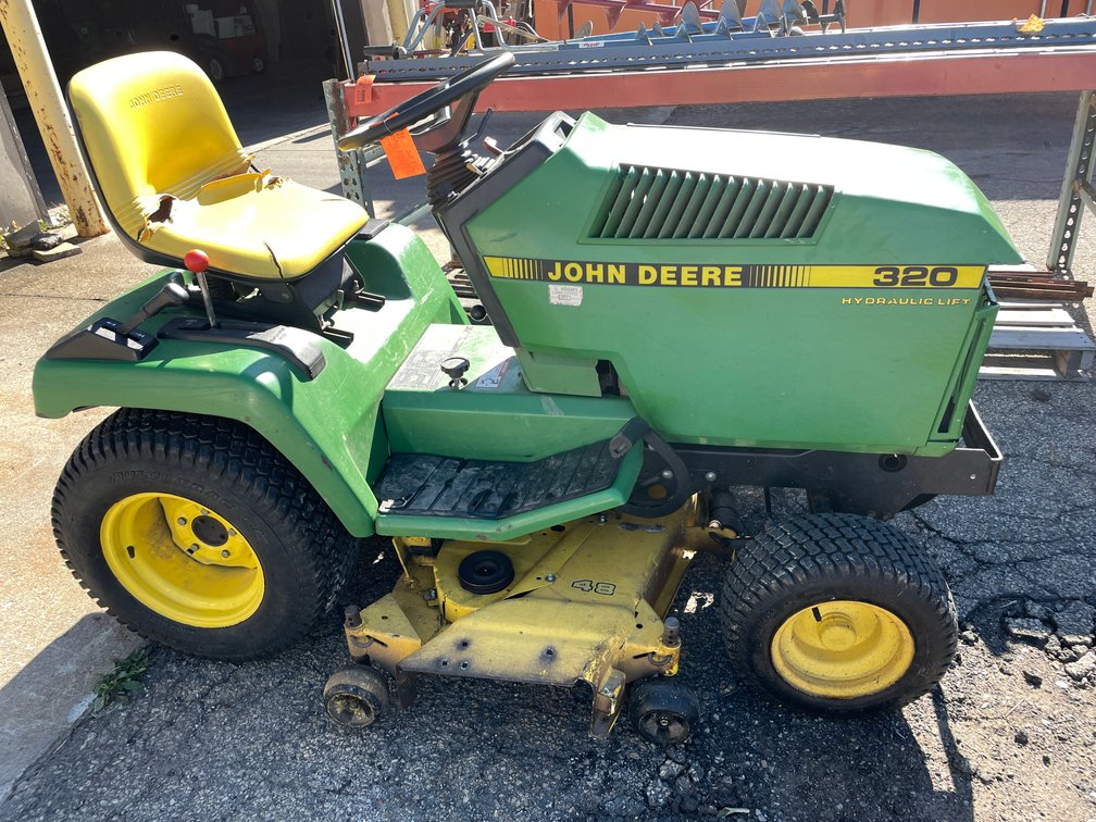John Deere 320 Lawn Mower (03)