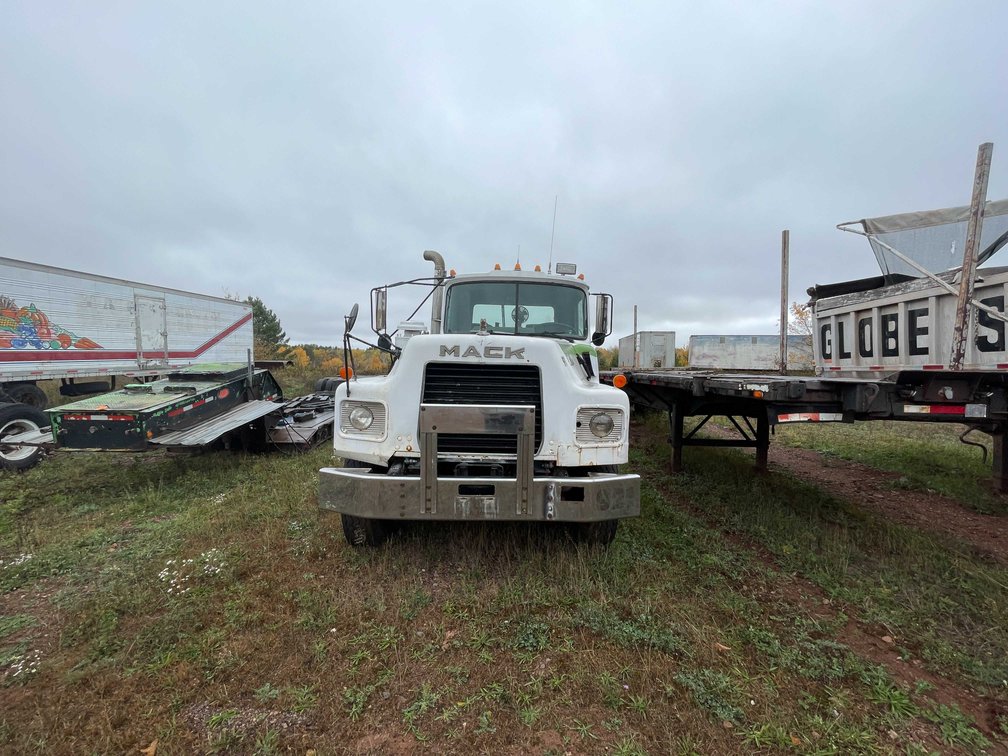 1991 Mack Tandem Axle Roll Off Truck (Has WI Title)
