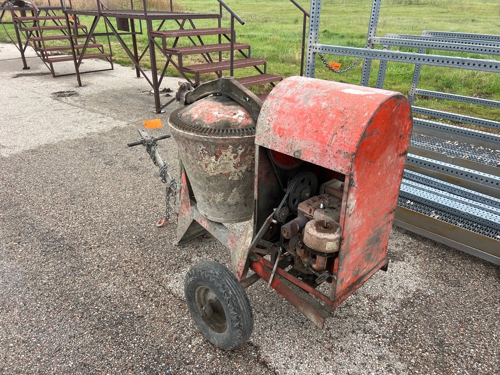 (1) Towable Gas Powered Concrete Mixer