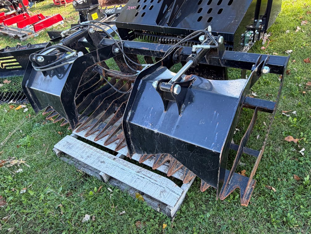 Twin-Cylinder Rock and Root Grapple Bucket