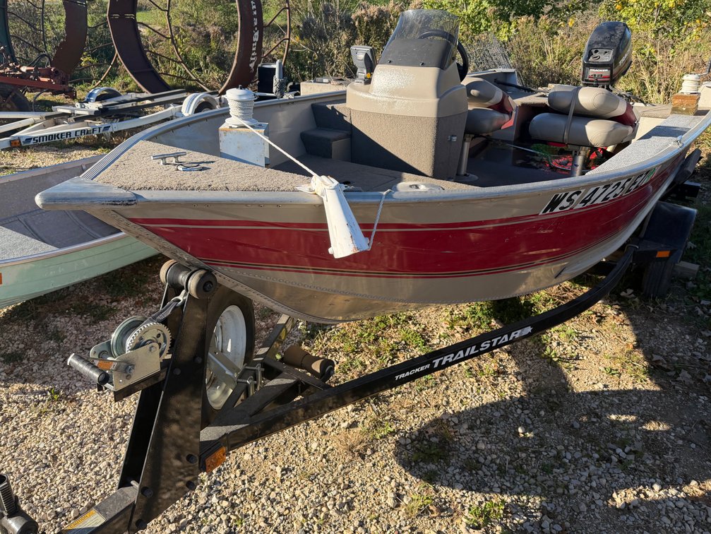 2001 Tracker Fishing Boat