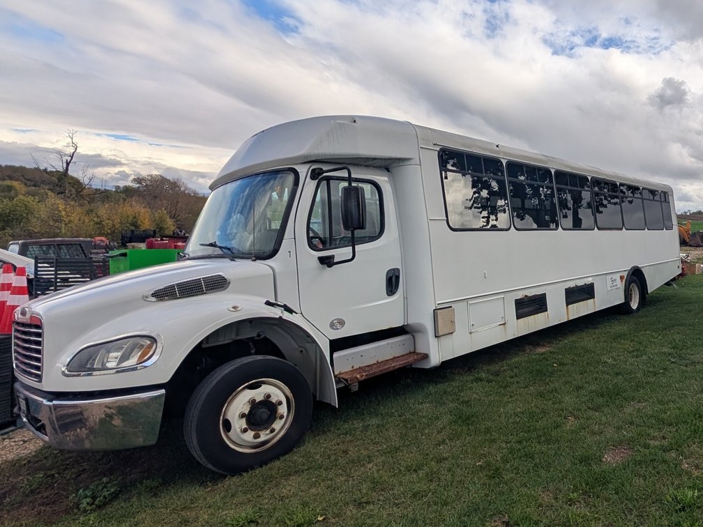 2016 Freightliner Bus (clean WI title)