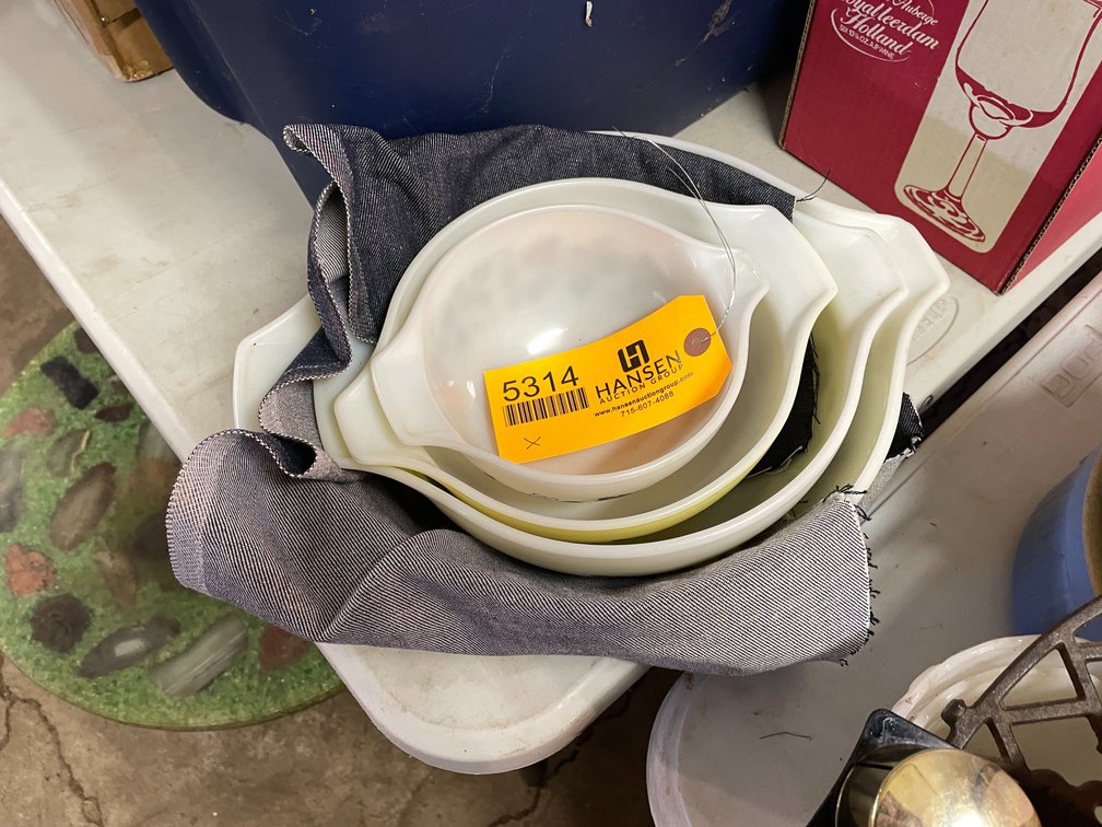 Set of Pyrex Bowls