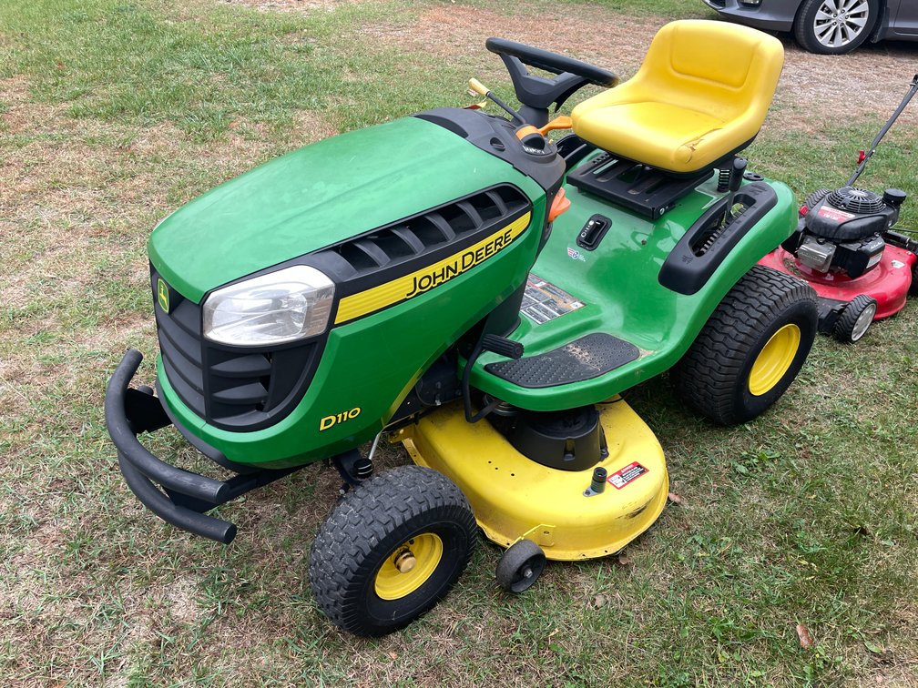 John Deere D110 Riding Lawn Mower