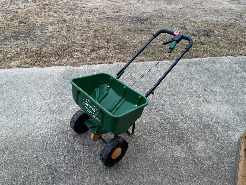 Scotts Broadcast Spreader and 1 Gallon Hand Pump