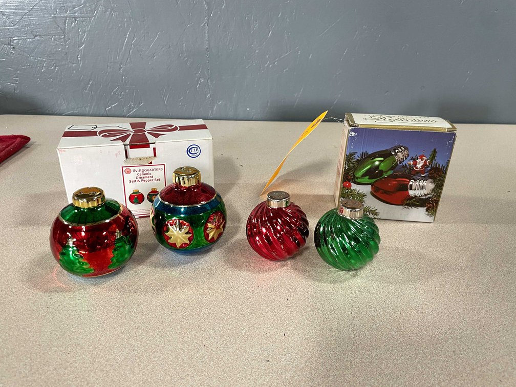 Vintage Ornament Salt and Pepper Shakers (T3)