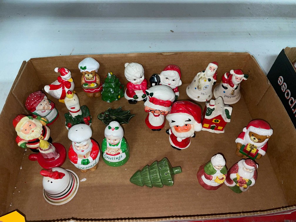 Vintage Salt and Pepper Shakers (T3)