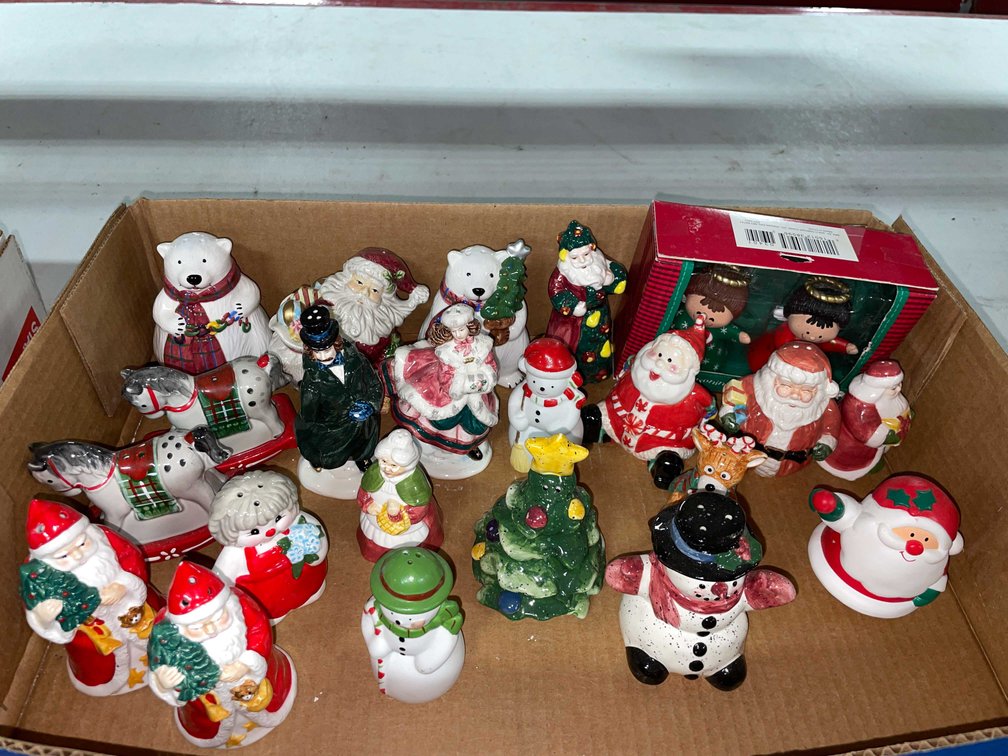 Christmas Salt and Pepper Shakers (T3)
