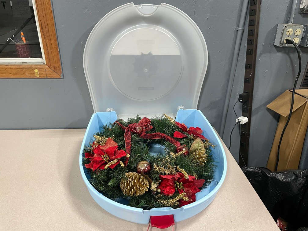 Christmas Wreath and Case (T3)