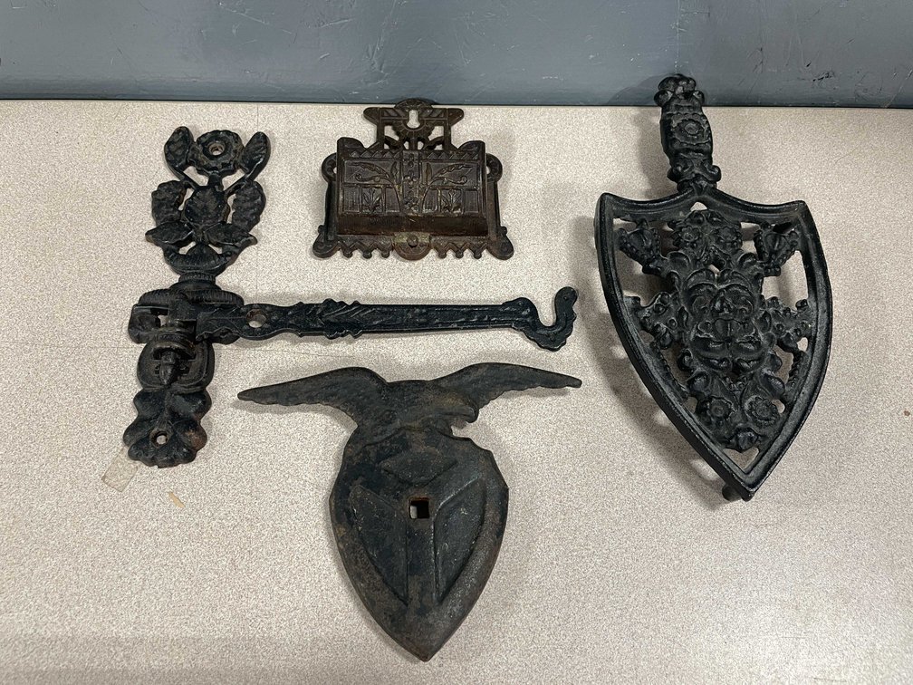 Vintage Cast Iron Items (T4)