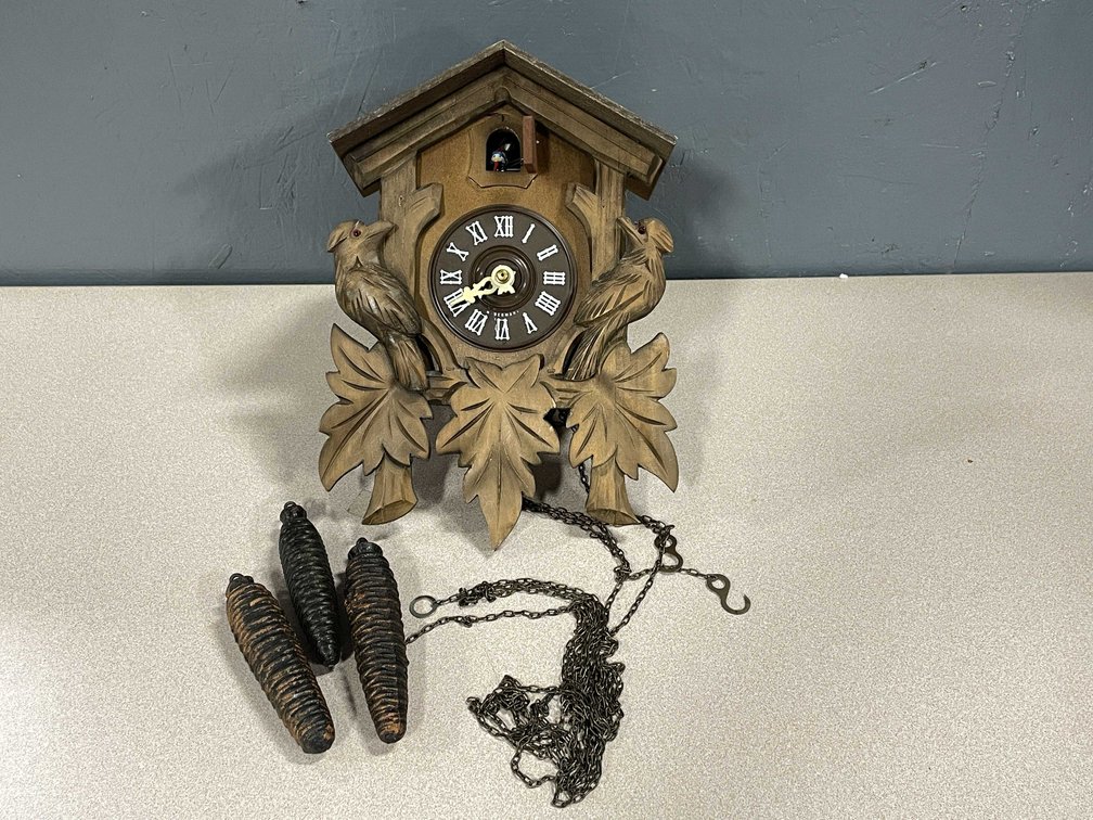 Vintage German Cuckoo Clock Mfg. Co. Carved Wood Bird Wall Clock (T5)