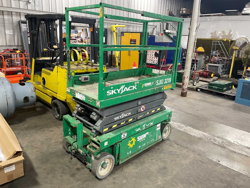 Skyjack 19ft Scissor Lift (Wall E)