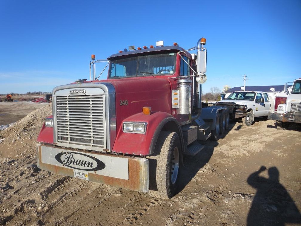 1997 Freightliner Tri-Axle Classic Semi Tractor with 3406 Cat Engine, 997,792 Miles, VIN 1FUPDXYB8VP777499