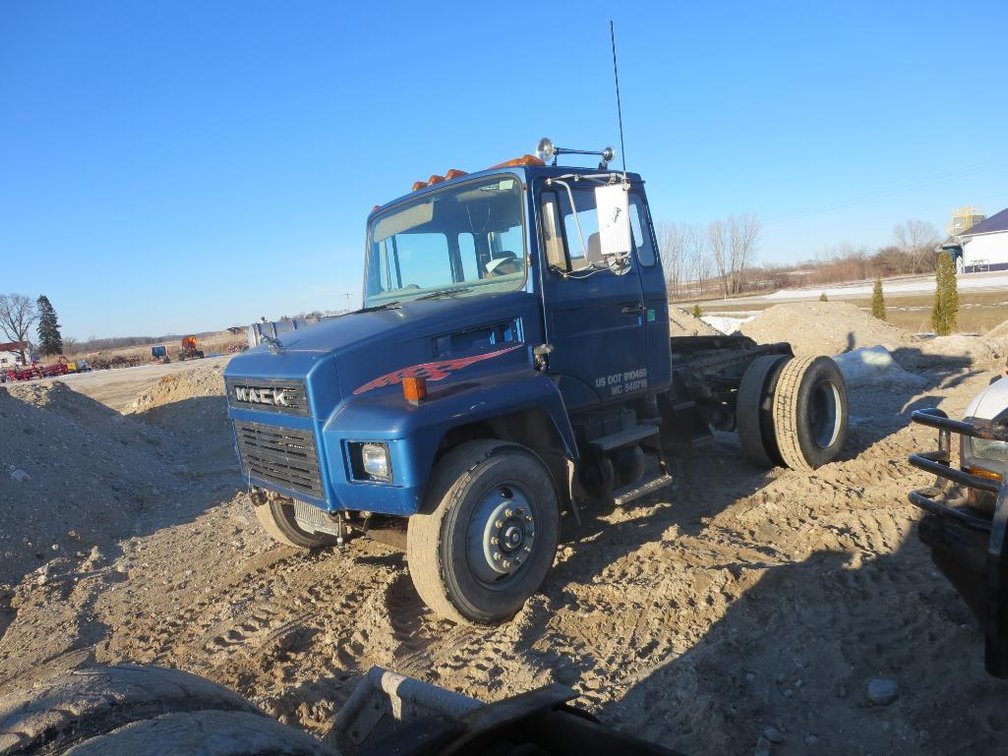 1988 Mack Single Axle Semi Tractor, Model CM422 363,842 Miles Read, VIN 1M2BC03Y5JM001118