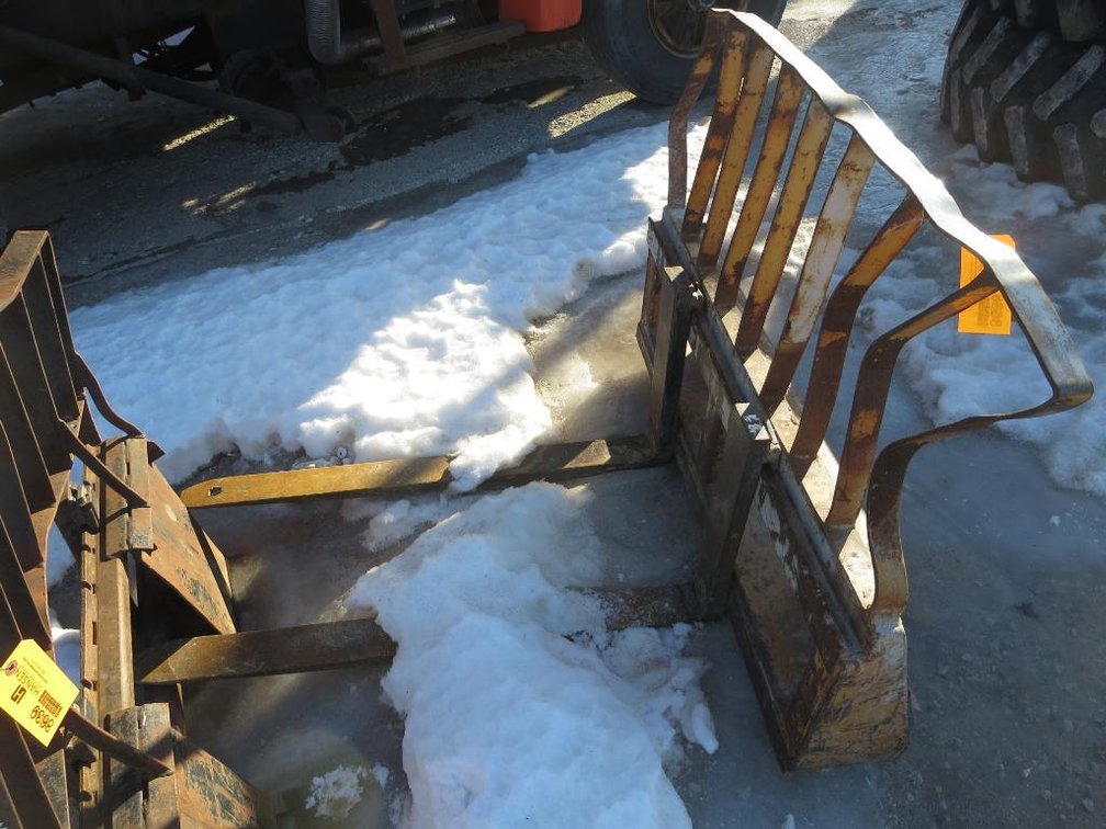 Universal Skid Steer Mount Pallet Forks