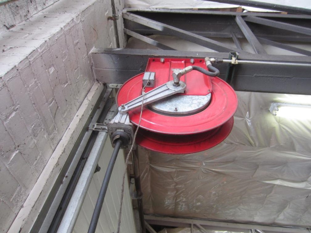 Hose Reel with Graco Oil Dispensing Nozzle, Unknown Length of Hose