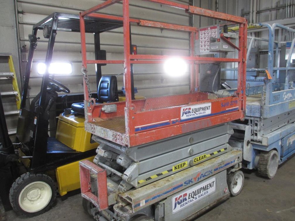 SkyJack 19 Foot Scissor Lift (Neenah Office - Neenah, WI)