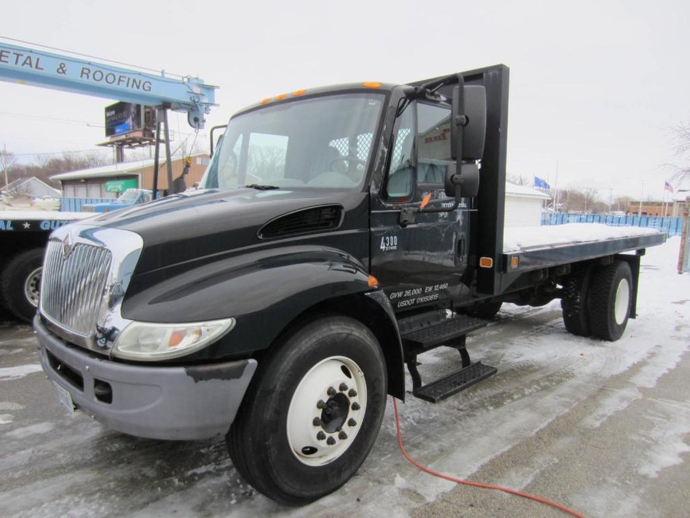 2006 International 4300 DT466 Single Axle Flat Bed Truck (VIN 1HTMMAAM46H341637)Runs and Drives as it Should. - Hydraulic Brake - No CDL Required 
