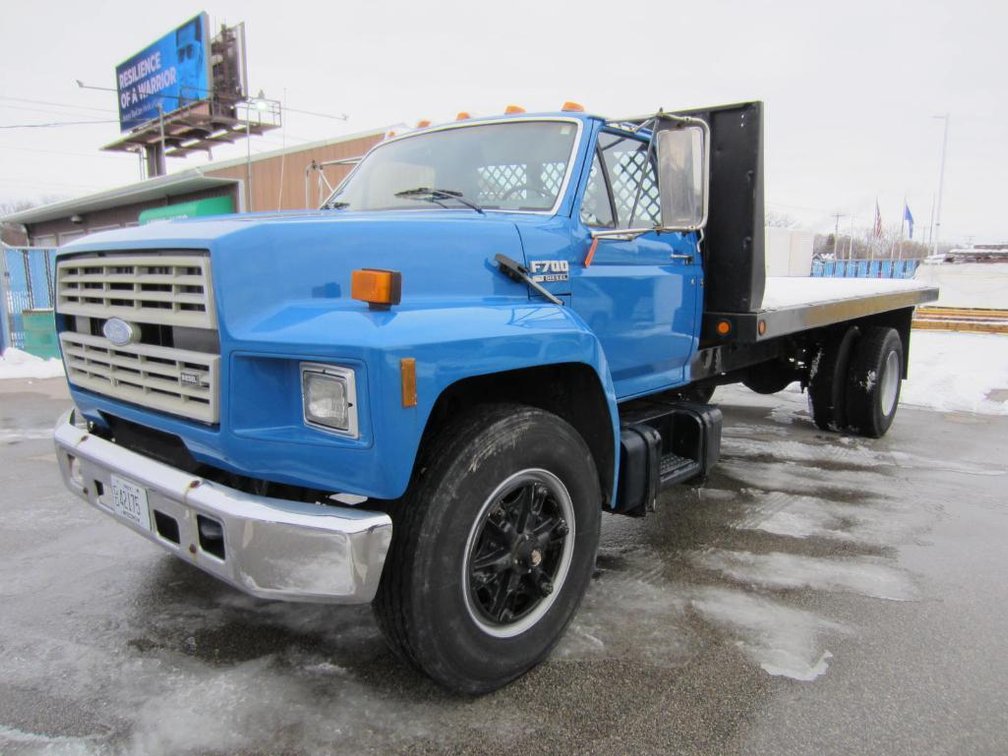 1987 Blue Ford Dump/Flat Bed F700 18' Single Axle Truck  (VIN 1FDPT74P5HVA17120)Runs and Drives as it Should