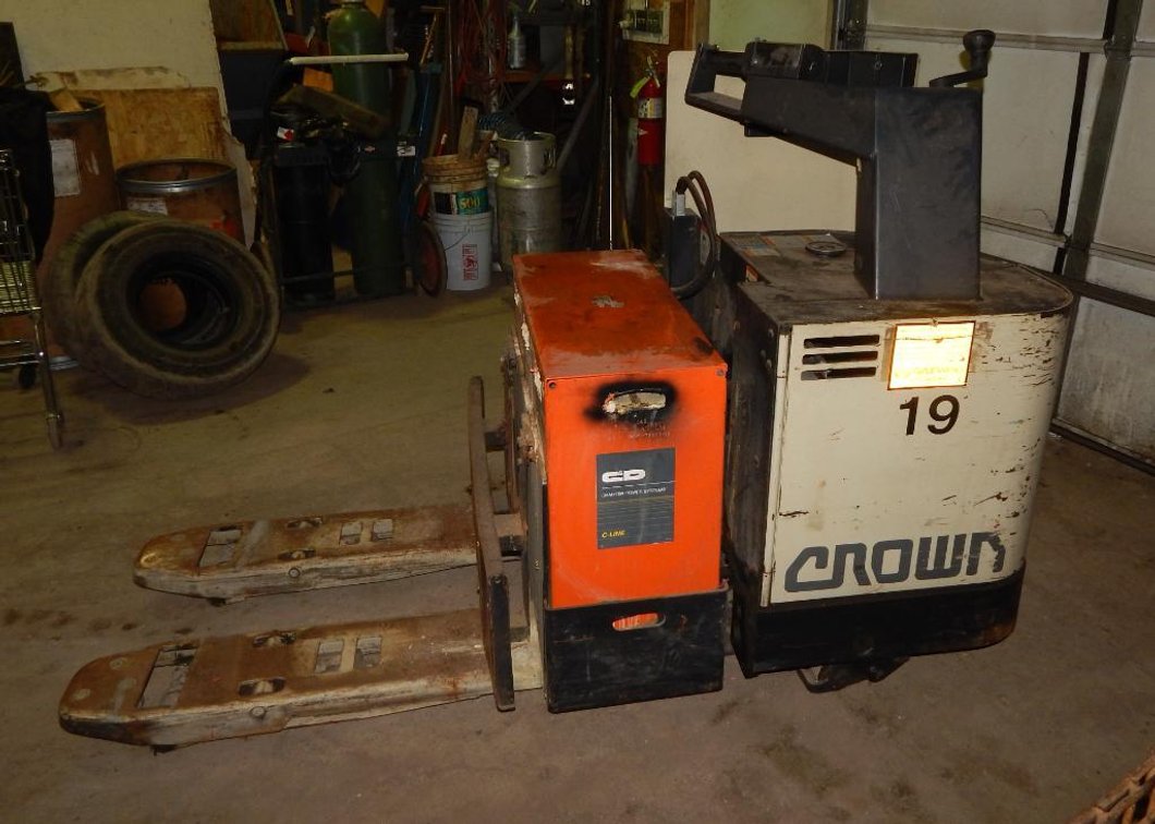 Crown PR 3000 Series Rider Pallet Jack Electric Model PR3020-60 Fork Lift 6000LB Capacity Works! (E)