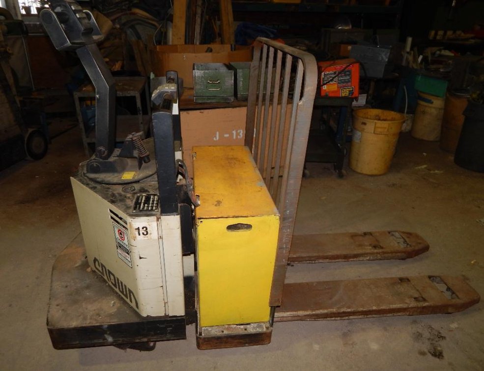Crown Model 60PE-27-3 Electric Pallet Rider Truck 6000LB Capacity Works! (E)