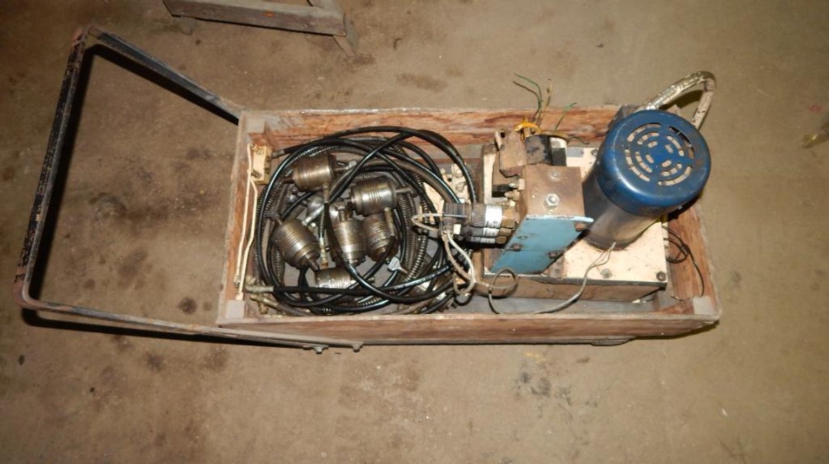 Portable T-Slot Hold Downs with Pump in a Cart (8) Hold Downs 2HP 230/460Volt 1725RPM 60HZ 3 Phase (LD)