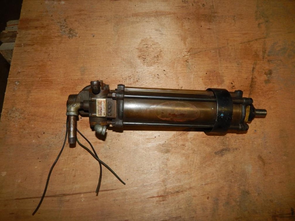 Bellows Model No. 5 Pneumatic Air Cylinder 2in. Bore 5in. Stroke 5/8in. Shaft (PR16)