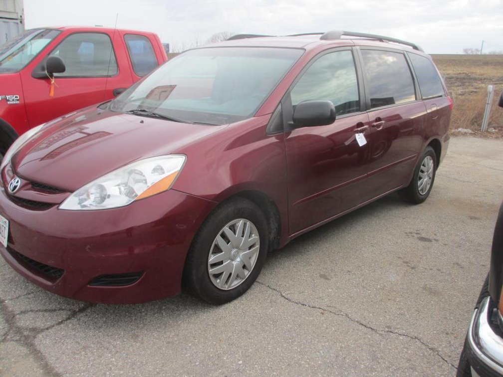 2008 Toyota Sienna Minivan - VIN 5TDZK23C88S142883