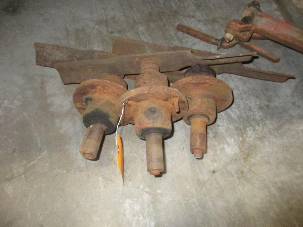 (3) SCAG Mower Spindles and Blades (T16)