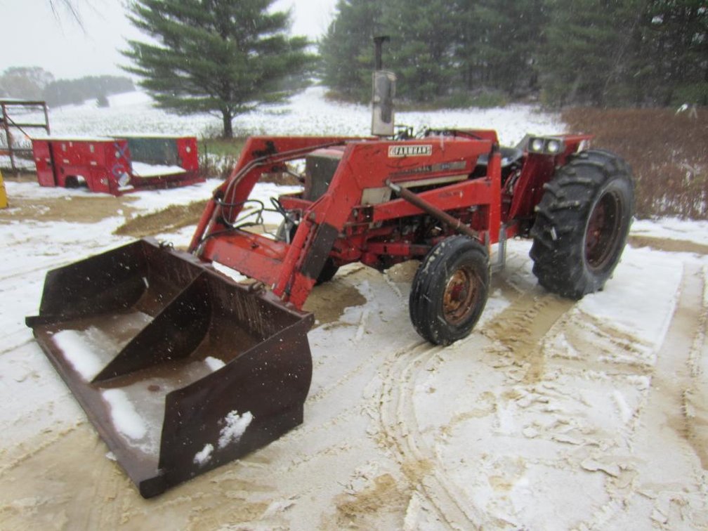 INTERNATIONAL 574 UTILITY TRACTOR WITH LOADER AND 84" BUCKET