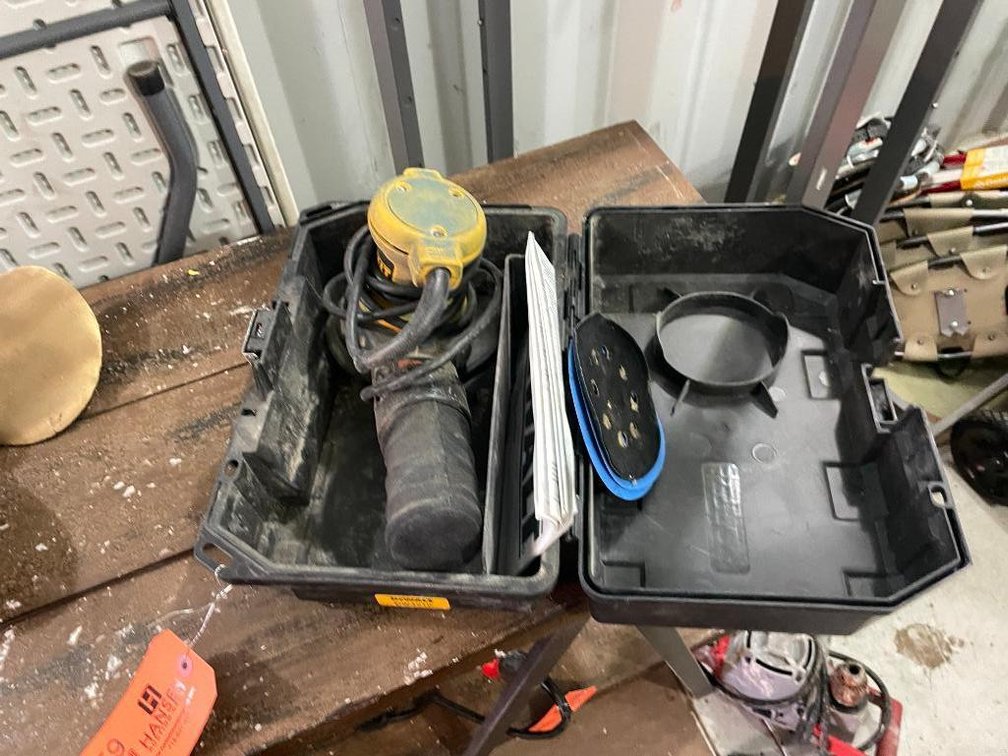 DeWalt Orbital Sander (C2)
