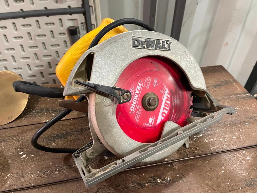 DeWalt 7-1/4" SkillSaw (C2)