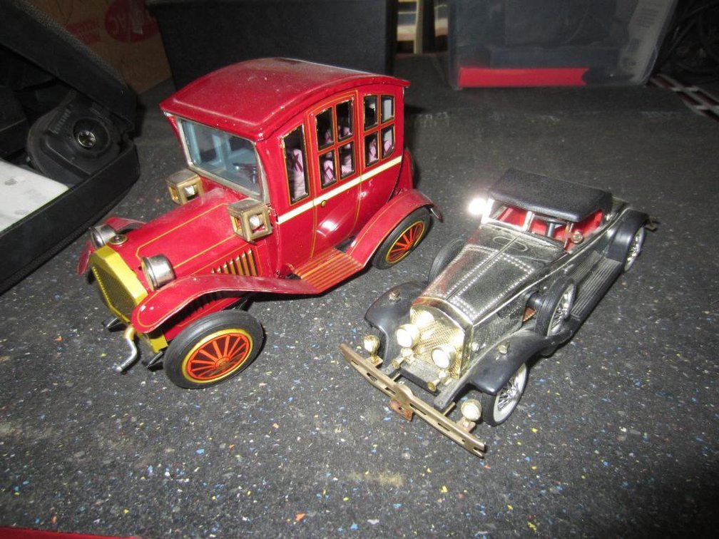 Vintage Cars with Radio and Windup Music (T16)