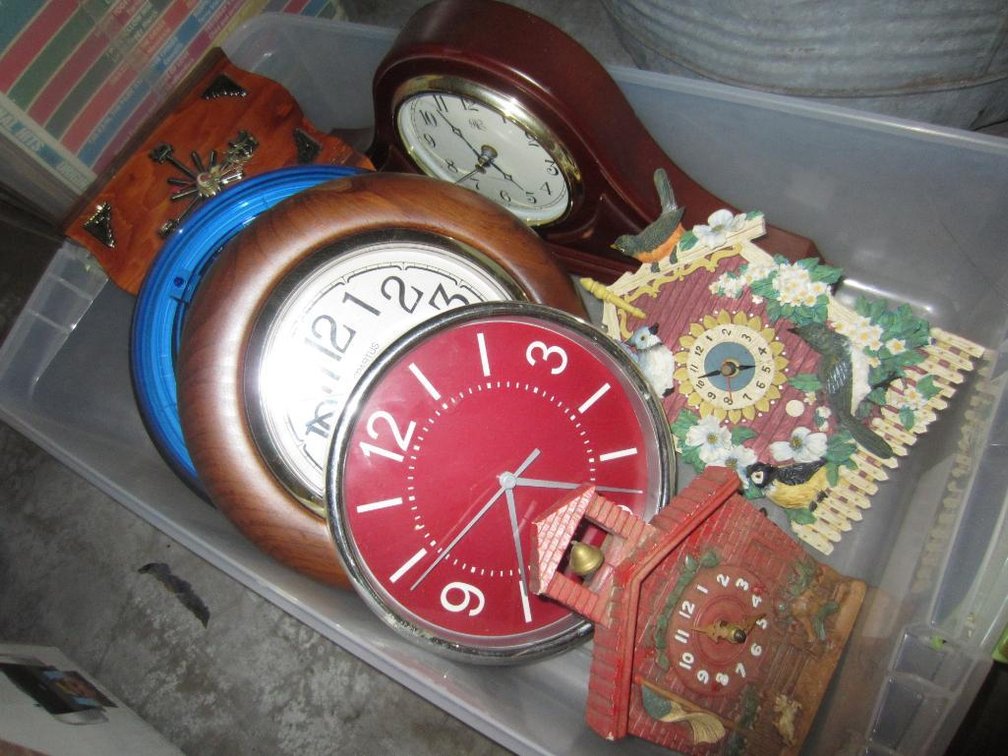 Clocks - Cuckoo Clock - Mantle Clock - Battery Operated (T16)