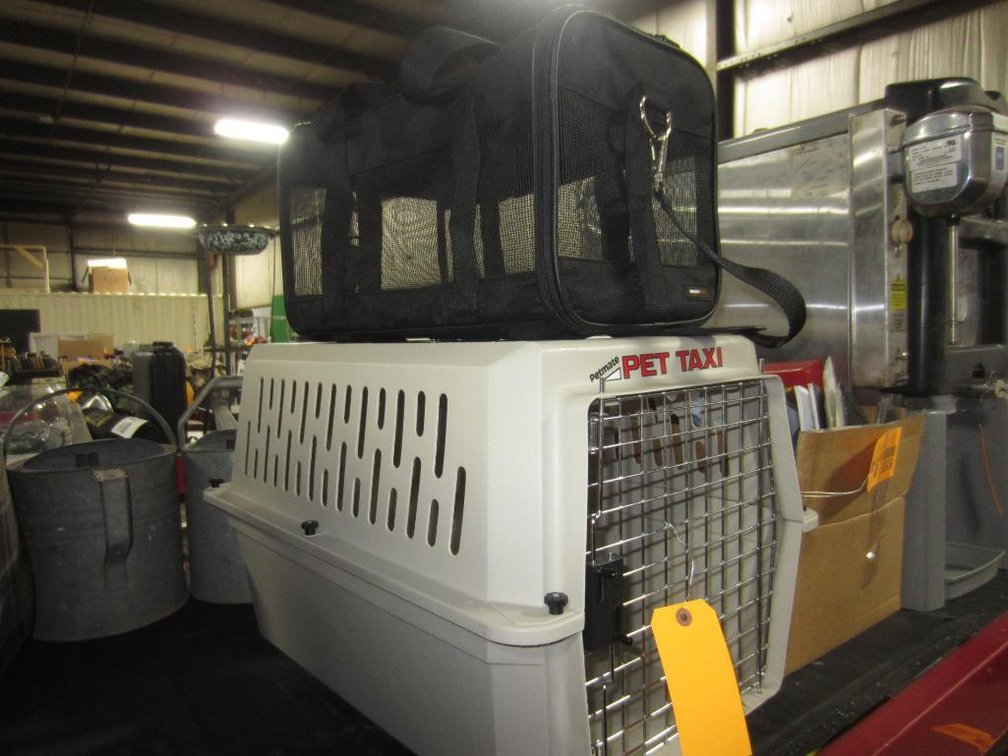 (1) Pet Taxi (1) Pet Carrier Soft Carrier With Shoulder Strap (T15)