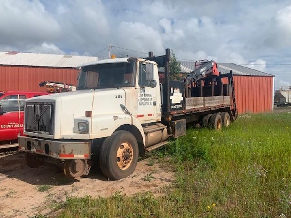 2000 Volvo WG6F Boom Truck - VIN 4V5JC2UF8YN868719 (Eagle Mills Location)