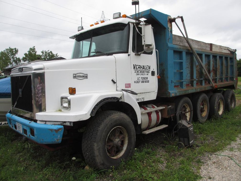 1995 White GM Volvo Autocar Quad Axle Dump - VIN 4V2SCBGFXSR515640 (Oak Creek, WI)