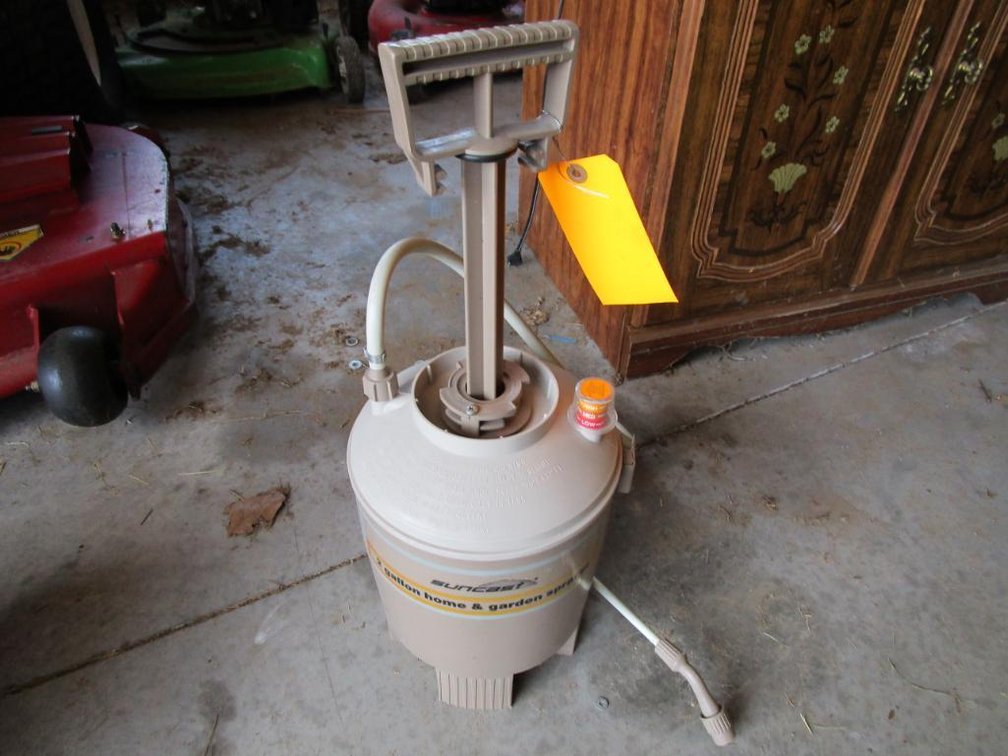 Suncast Handheld 2-Gallon Sprayer