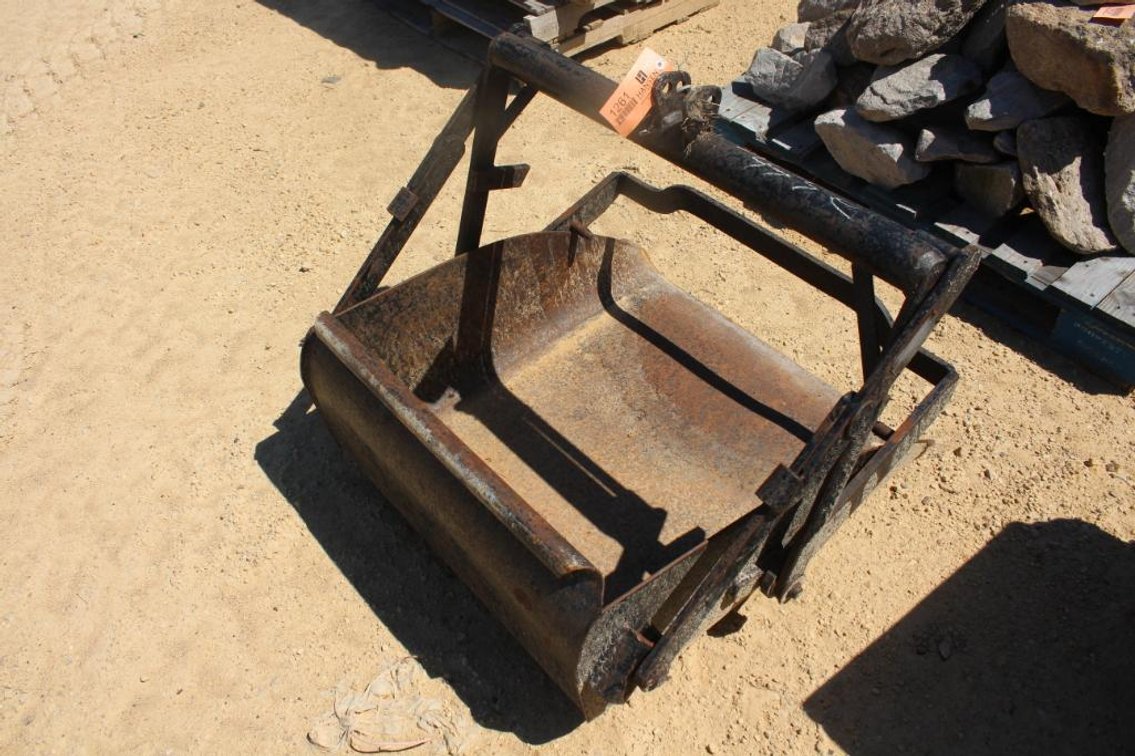 DEARBORN 3 PT DIRT SCOOP