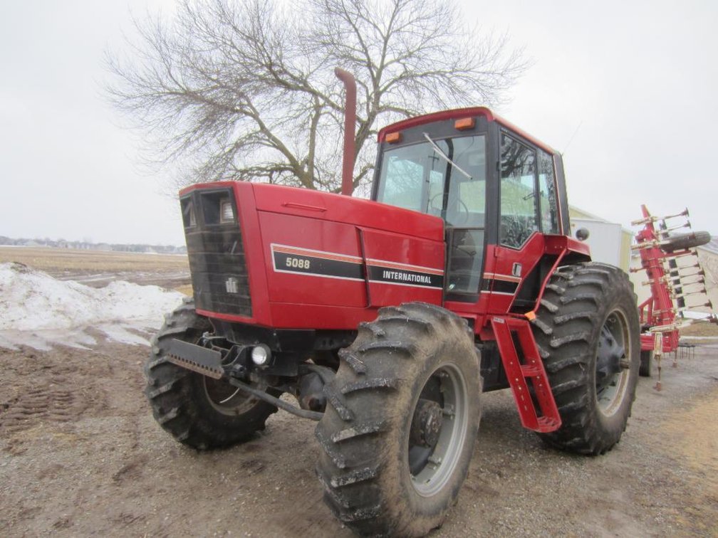 International 5088 Tractor, 5872 Hours, Serial # 6633 , Four Wheel Drive, Set of Duals Included, Runs and Drive Good