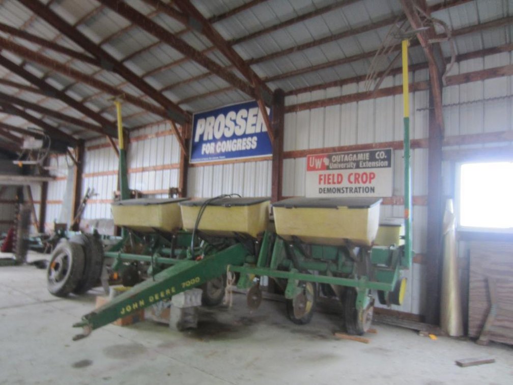 John Deere 7000 6-Row Planter, Fertilizer Boxes and Auger in Usable Condition