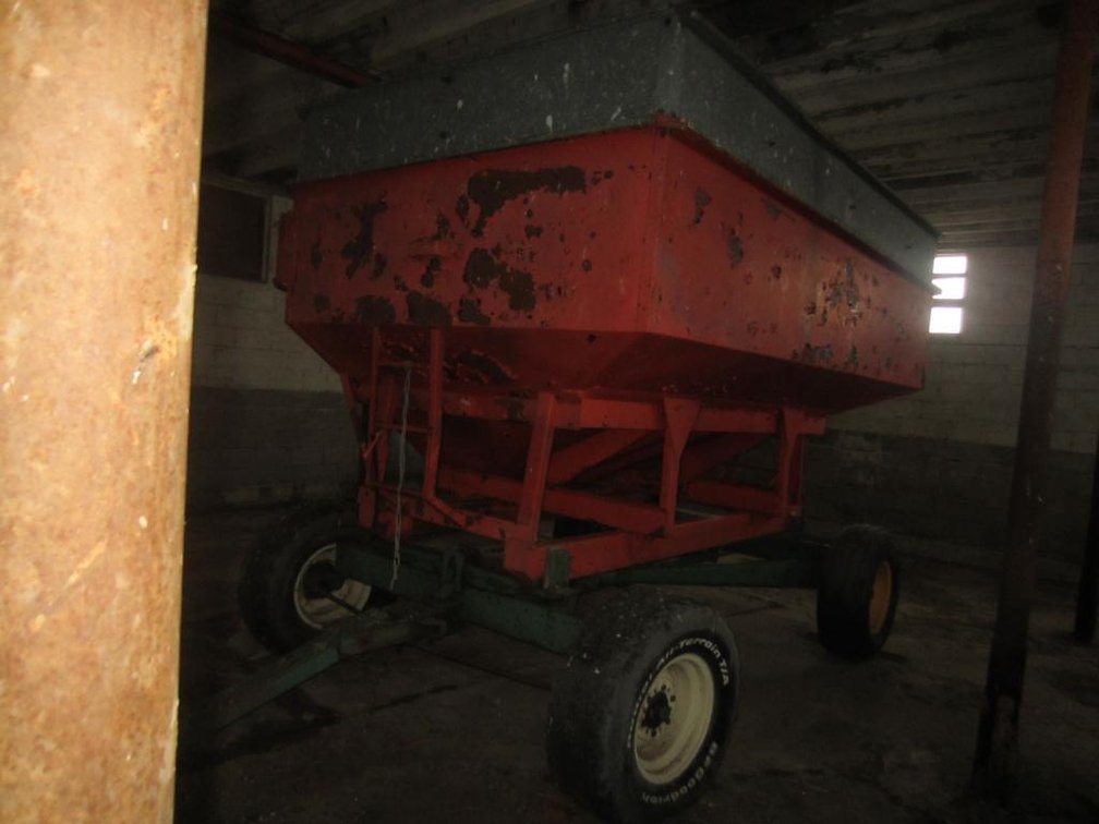 Gravity Box on Oliver 5026-A Running Gear with 15" Tires and Extendable Hitch