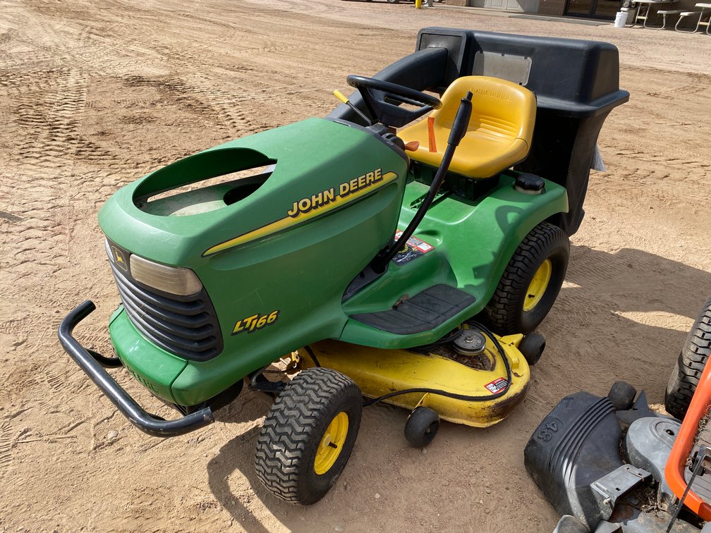 John Deere LT166 Rider Lawn Mower