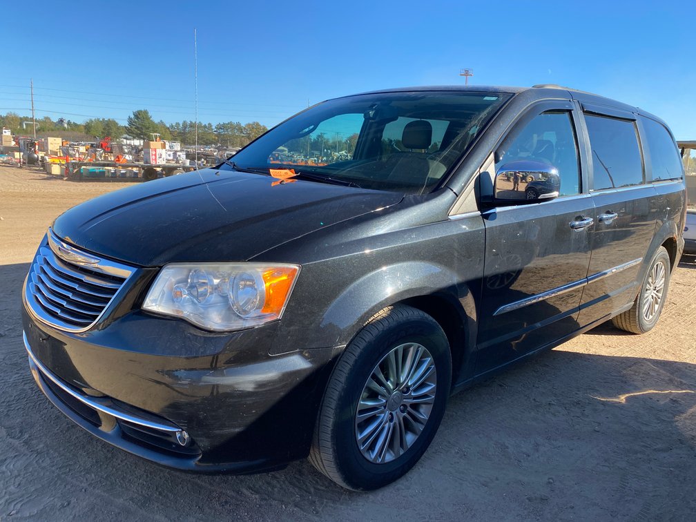 2014 Chrysler Town and Country Van (Has WI Title)