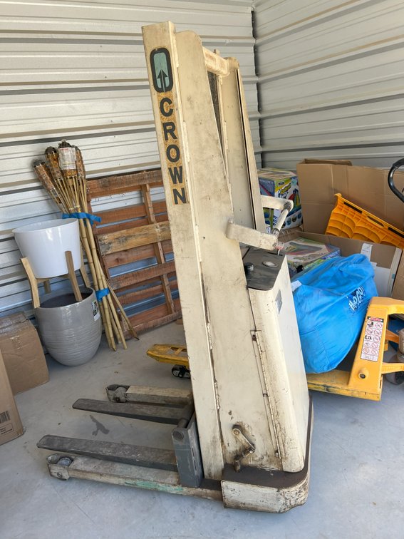 Crown Electric Lift Forklift (Offsite in Las Cruces)