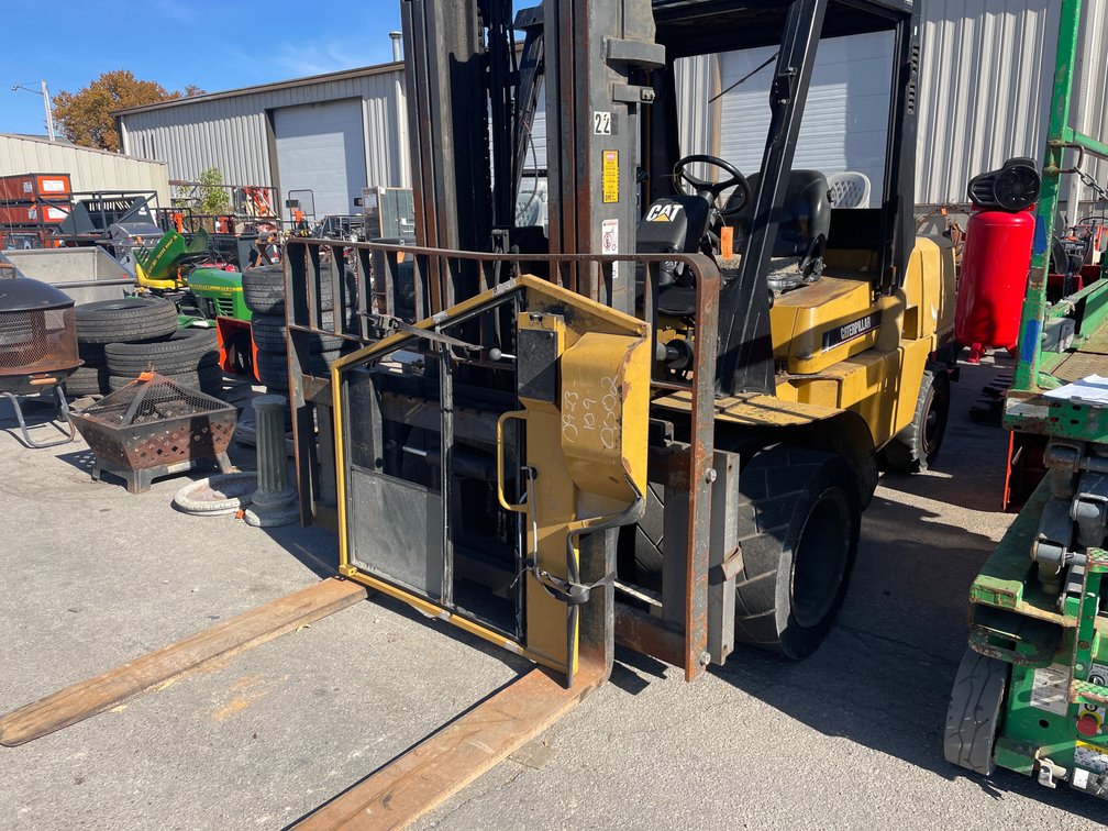 Cat 10,00lb Capacity Pneumatic Forklift (O3)