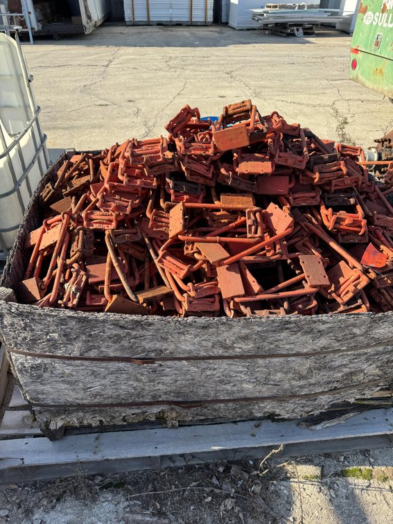 Pallet of Allis Clamps (Waldo, WI)