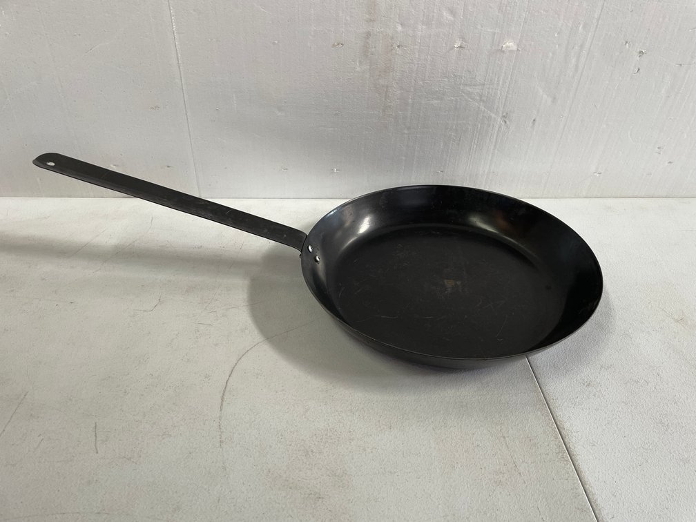 15" Lumber Jack Skillet Pan (A, top shelf)